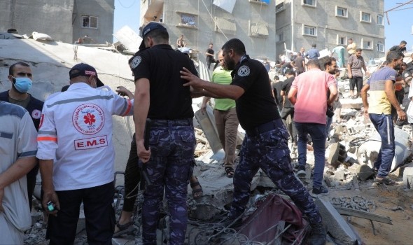  العرب اليوم - مقتل 19 شخصًا على الأقل في غارات وسط قطاع غزة والجيش الإسرائيلي يُعلن نزوح نحو 300 ألف شخص من شرق رفح
