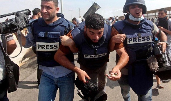  العرب اليوم - إصابة صحفي واستشهاد زوجته وأطفاله الثلاثة في قصف لحي التفاح بمدينة غزة