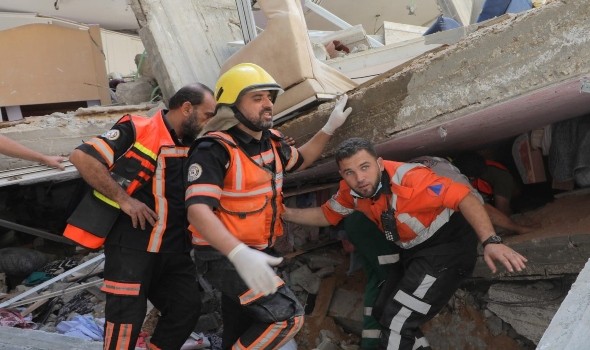  العرب اليوم - طائرات الاحتلال تقصف منزلًا في محيط مستشفى العيون شمالي مدينة غزة