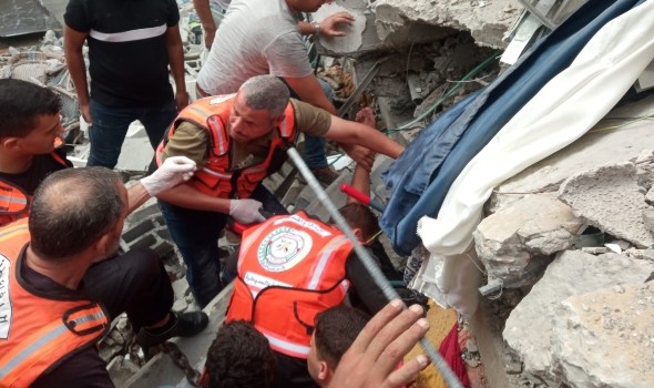  العرب اليوم - القصف الإسرائيلي يتواصل على غزة و حماس ترد بقصف حيفا و إيلات والقسّام من البحر يهاجمون "زيكيم"