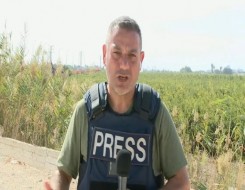  العرب اليوم - الشرطة الإسرائيلية تحتجز مراسل وطاقم قناة "العربية" على الحدود مع غزة