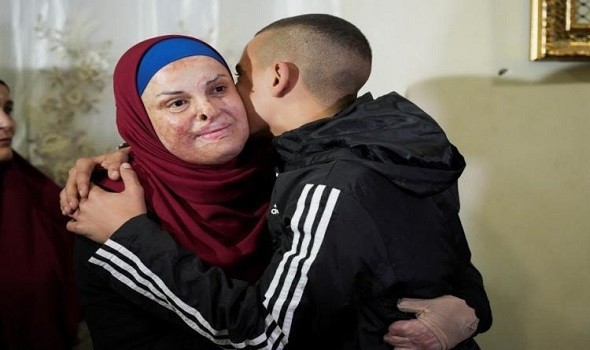بعد 8 سنوات قضتها في السجون الإسرائيلية إسراء جعابيص في منزلها بحضن عائلتها