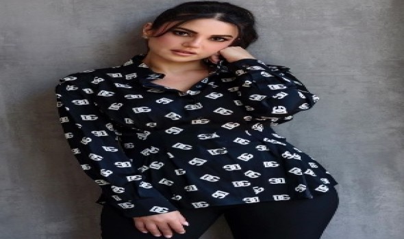 درة تطلّ بأزياء هادئة بالأبيض والأسود