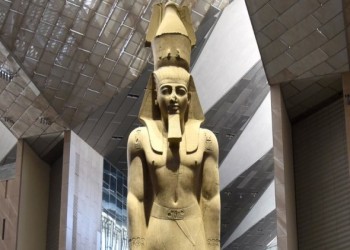  العرب اليوم - القناع الذهبي لتوت عنخ آمون يغادر متحف القاهرة إلى مقره الجديد في المتحف المصري الكبير