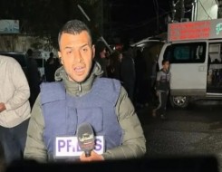  العرب اليوم - مراسل تلفزيون فلسطين عمر الداهودي يسقط أرضًا على الهواء