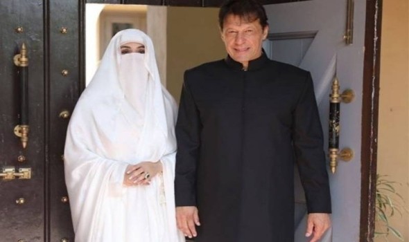  العرب اليوم - بشرى بيبي زوجة عمران خان مرشدته الروحية التي سترافقه إلى السجن