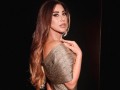 العرب اليوم - تألقي في عيد الحب بإطلالات الفساتين المعدنية البراقة