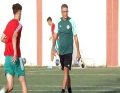  العرب اليوم - مدرب منتخب الجزائر يصفع لاعبيه أمام الجماهير