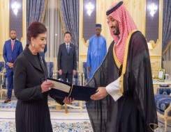  العرب اليوم - ولي العهد السعودي يستقبل صفية السهيل و يقبل إعتمادها كسفير فوق العادة لبغداد في المملكة