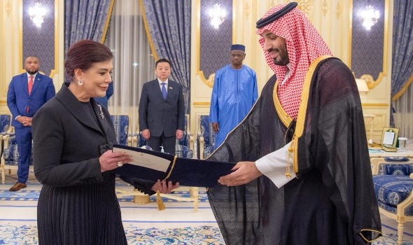  العرب اليوم - ولي العهد السعودي يستقبل صفية السهيل و يقبل إعتمادها كسفير فوق العادة لبغداد في المملكة