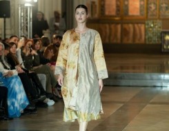  العرب اليوم - "تراكيب" تُقدم ملابس منسوجة في "بني جمرة" بمعرض عالمي للأزياء في لندن