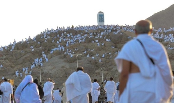  العرب اليوم - الحجاج ييتوافدون إلى جبل عرفات لأداء ركن الحج الأعظم مفعمين بأجواء إيمانية يغمرها الخشوع والسكينة