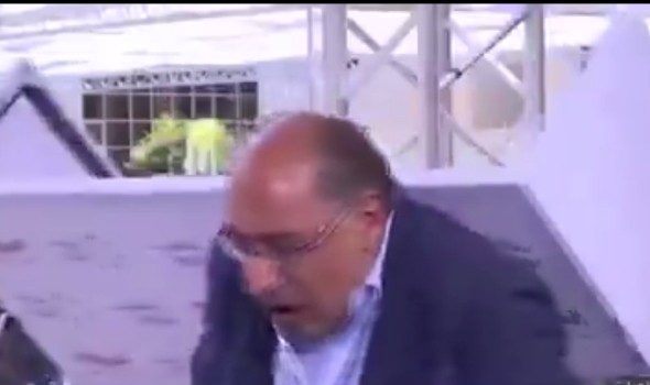  العرب اليوم - لوحة تسقط على رأس وزير أردني  على الهواء  خلال لقاء تلفزيوني