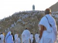  العرب اليوم - الحجاج ييتوافدون  على جبل عرفات لأداء ركن الحج الأعظم مفعمين بأجواء إيمانية يغمرها الخشوع والسكينة
