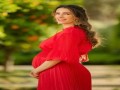  العرب اليوم - الأميرة رجوة تتألق بفستان أحمر في أول صورة رسمية لحملها