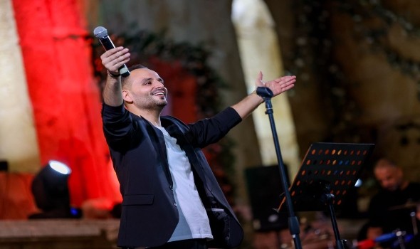  العرب اليوم - عيسى السقار يحول حفله في "جرش" إلى مهرجان تضامني مع غزة