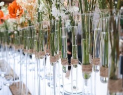  العرب اليوم - أفكار أنيقة لاستخدام الشمعدانات في ديكور حفلات الزفاف لإضفاء أجواء راقية ودافئة