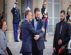  العرب اليوم - ماكرون يؤكد رفع العقوبات الأوروبية تدريجياً عن سوريا ويسلط الضوء على دور أميركا في تسهيل العودة للاجئين