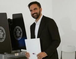 العرب اليوم - لقطة طريفة لممداني في مترو نيويورك تكشف أسلوبه غير التقليدي في التواصل مع المواطنين