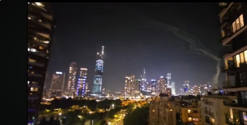  العرب اليوم - الحرس الثوري الإيراني يستهدف 3 قواعد إسرائيلية وطهران تهدّد بإطلاق 2000 صاروخ في موجة رد جديدة