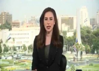  العرب اليوم - مذيعة تلفزيون سوريا تغادر الاستوديو اثناء الغارات الاسرائيلية على مقر وزارة الدفاع بدمشق