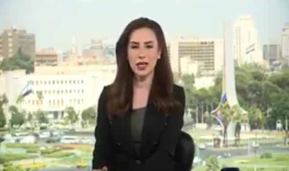  العرب اليوم - مذيعة تلفزيون سوريا تغادر الاستوديو اثناء الغارات الاسرائيلية على مقر وزارة الدفاع بدمشق