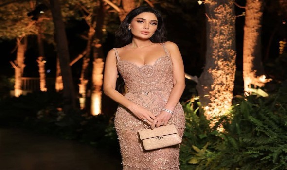  العرب اليوم - الفستان النيود يتربّع على عرش أناقة النجمات لصيف 2025