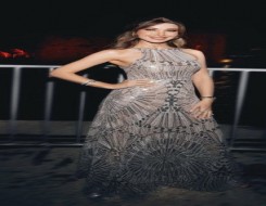  العرب اليوم - نانسي عجرم تتألق بفستان فضي من توقيع إيلي صعب في إطلالة خاطفة للأنظار