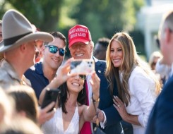  العرب اليوم - ميلانيا ترامب تسيطر على شاشات السينما العالمية بفيلم يكشف أسرار حياتها ويشهد دعم ترامب الكامل