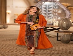  العرب اليوم - الملكة رانيا تتألق بالأزياء المقلمة وتلفت الأنظار بتنسيقات عصرية