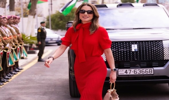  العرب اليوم - الملكة رانيا تتألق في عيد ميلادها الـ55 بإطلالات صيفية راقية
