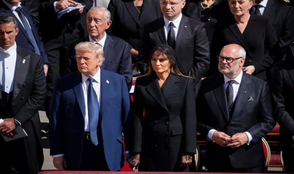  العرب اليوم - البيت الأبيض يعلّق على حادث تعطل السلم الكهربائي مع ترامب وميلان