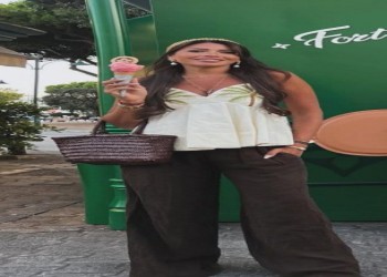  العرب اليوم - نجمات الموضة يتألقن بإطلالات صيفية منعشة تجمع بين البساطة والأنوثة