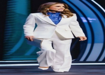  العرب اليوم - الملكة رانيا تسحر الأنظار بإطلالة بيضاء راقية وتؤكد مكانتها كأيقونة للبدلات الرسمية