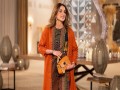  العرب اليوم - حقيبة الملكة رانيا البرتقالية من Nodie's تُشعل الطلب على دار الأزياء الفرنسية الصاعدة