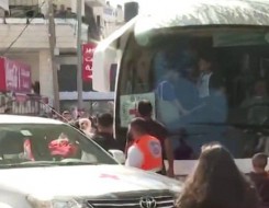  العرب اليوم - وصول حافلات تقل أسرى فلسطينيين مفرجًا عنهم إلى رام الله ضمن عملية تبادل الأسرى بين إسرائيل وحماس