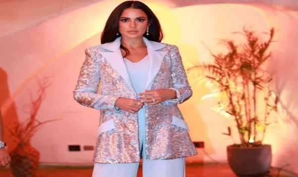  العرب اليوم - البدلة الرسمية تفرض حضورها بقوة على السجادة الحمراء وتتجاوز فساتين السهرة في الأناقة والجاذبية