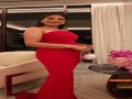  العرب اليوم - منى زكي تتألق بالأحمر والأسود في أمسية فخمة جمعت النجمات في دبي