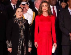  العرب اليوم - أناقة ملكات مصر القديمة تُلهم النجمات في افتتاح المتحف المصري وسحر فرعوني يلفّ الحفل بحضور الملكة رانيا