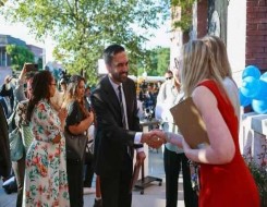  العرب اليوم - الديمقراطيون يحققون فوزاً واسعاً في الانتخابات المحلية ويكبدون الجمهوريين أول خسارة في ولاية ترمب الثانية