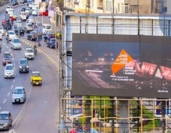  العرب اليوم - شاشات عملاقة تزين الميادين استعداداً لافتتاح المتحف المصري الكبير