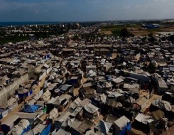  العرب اليوم - أمطار غزيرة تغرق خيام النازحين في خان يونس بقطاع غزة