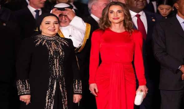 العرب اليوم - أناقة ملكات مصر القديمة تُلهم النجمات في افتتاح المتحف المصري وسحر فرعوني يلفّ الحفل بحضور الملكة رانيا