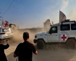  العرب اليوم - وصول 3 أسرى محررين إلى مستشفى شهداء الأقصى وسط غزة
