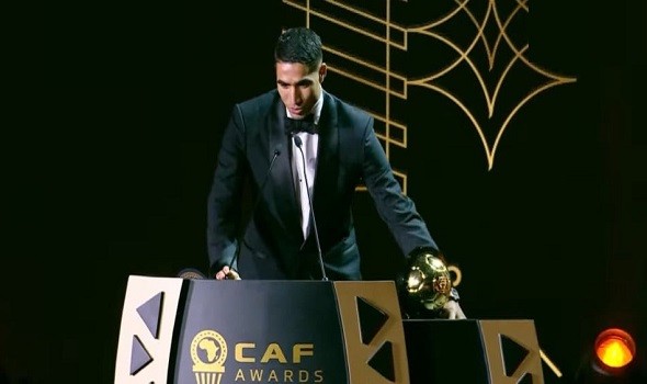  العرب اليوم - حكيمي يتسلم جائزة أفضل لاعب أفريقي وهو على السكوتر