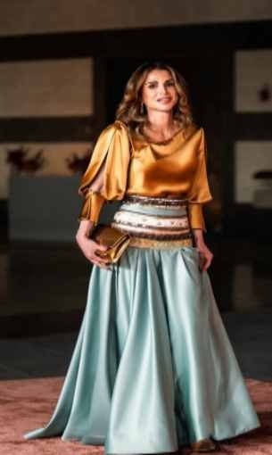  العرب اليوم - لمسة الحرير تعزز فخامة إطلالة الملكة رانيا باللون الأزرق الفيروزي