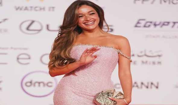  العرب اليوم - فساتين سهرة بتصاميم متنوعة وألوان راقية تستلهم منها الشابات إطلالات أنيقة للمناسبات