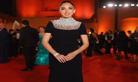  العرب اليوم - تناغم فخم بين الأسود والفضي يزيّن إطلالات النجمات في سهرات الخريف