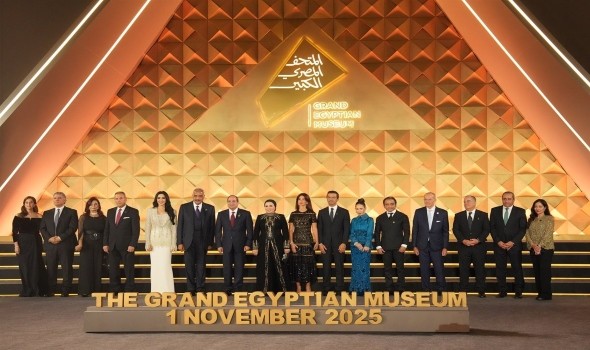  العرب اليوم - الرئيس السيسي يلتقط صورة تذكارية خلال حفل افتتاح المتحف المصري الكبير