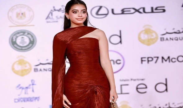  العرب اليوم - صيحة الكمّ الكاب تعود بقوّة وأناقة النجمات تؤكّد حضورها هذا الموسم